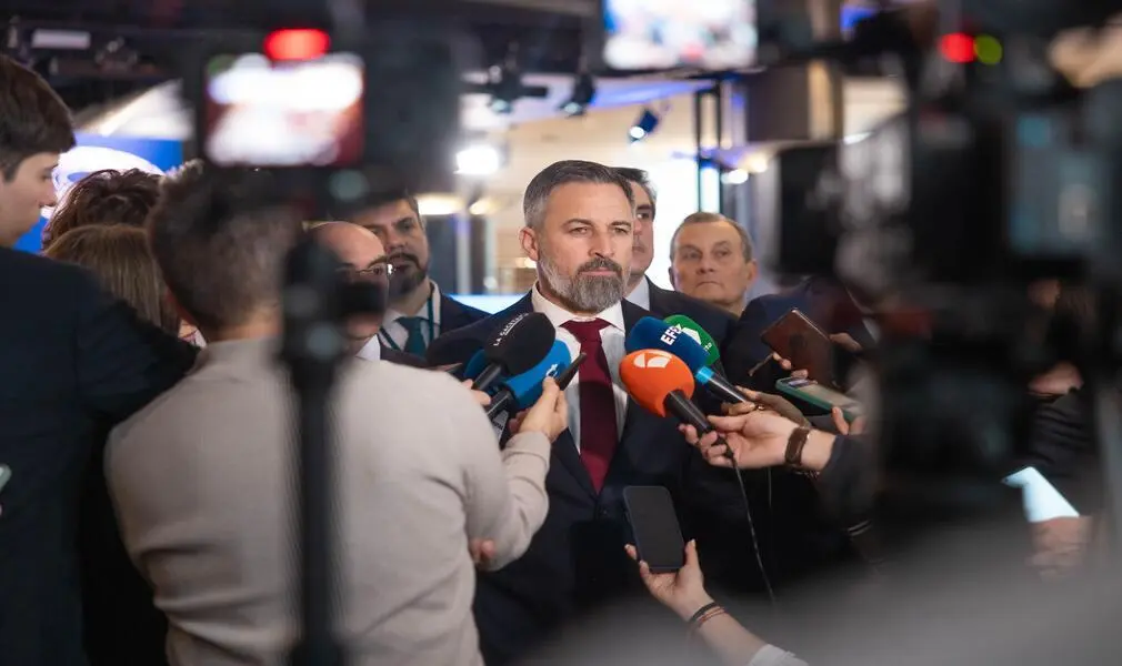 FOTOGRAFÍA. BRUSELAS (BÉLGICA), 03 DE FEBRERO DE 2026. Abascal denuncia en Bruselas el intento de censura en España. El líder opositor español, Santiago Abascal Conde, ha comparecido este martes ante los medios de comunicación en Bruselas, junto a eurodiputados de VOX y aliados internacionales, tras hacer un alto en la campaña electoral aragonesa. Lasvocesdelpueblo Ñ Pueblo)