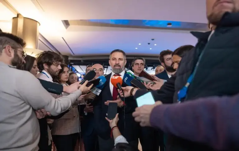 FOTOGRAFÍA. BRUSELAS (BÉLGICA), 03 DE FEBRERO DE 2026. Abascal denuncia en Bruselas el intento de censura en España. El líder opositor español, Santiago Abascal Conde, ha comparecido este martes ante los medios de comunicación en Bruselas, junto a eurodiputados de VOX y aliados internacionales, tras hacer un alto en la campaña electoral aragonesa. Lasvocesdelpueblo Ñ Pueblo)