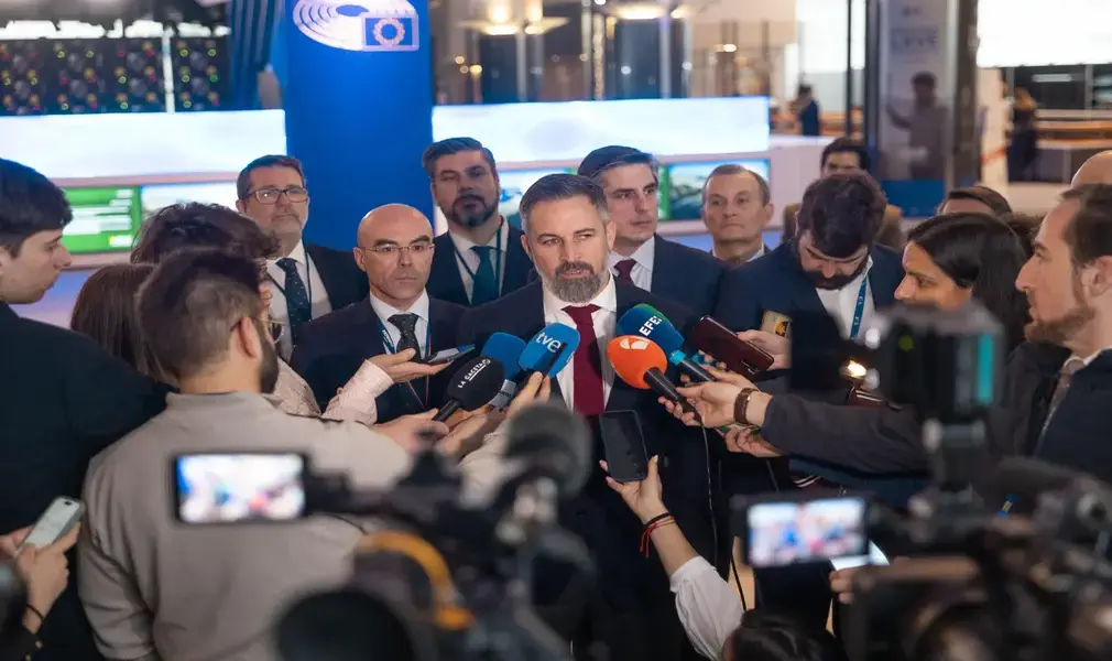 FOTOGRAFÍA. BRUSELAS (BÉLGICA), 03 DE FEBRERO DE 2026. Abascal denuncia en Bruselas el intento de censura en España. El líder opositor español, Santiago Abascal Conde, ha comparecido este martes ante los medios de comunicación en Bruselas, junto a eurodiputados de VOX y aliados internacionales, tras hacer un alto en la campaña electoral aragonesa. Lasvocesdelpueblo Ñ Pueblo)