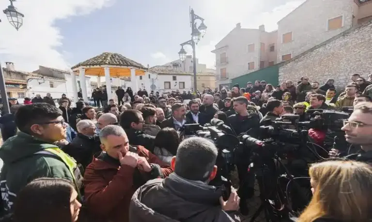 FOTOGRAFÍA. LA MUELA (ZARAGOZA) ESPAÑA, 04 DE FEBRERO DE 2026. Los menores pueden cambiar de sexo pero prohibidas las redes sociales. El presidente de VOX, Santiago Abascal Conde, ha cargado este miércoles contra el anuncio del Gobierno del PSOE  y Sumar sobre la persecución y la censura en redes sociales, tras la intención de prohibir el acceso de los menores de 16 años a estas plataformas. Lasvocesdelpueblo (Ñ Pueblo)