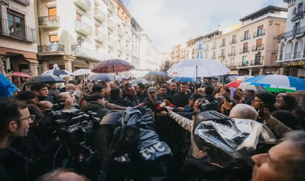 FOTOGRAFÍA. TERUEL (ARAGÓN) ESPAÑA, 05 DE FEBRERO DE 2026. El líder del mundo libre en Europa, presidente de Patriots of Europe y de VOX, Santiago Abascal Conde (c i); junto al candidato de esta formación de las clases trabajadoras a la Presidencia del Gobierno de la Comunidad Autónoma de Aragón, Alejandro Nolasco Asensio (c d); atiende a los medios de comunicación en Teruel antes de participar esta tarde en el gran acto de campaña electoral. Lasvocesdelpueblo (Ñ Pueblo)