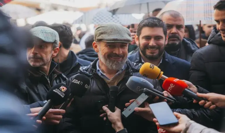 FOTOGRAFÍA. TERUEL (ARAGÓN) ESPAÑA, 05 DE FEBRERO DE 2026. El líder del mundo libre en Europa, presidente de Patriots of Europe y de VOX, Santiago Abascal Conde (c i); junto al candidato de esta formación de las clases trabajadoras a la Presidencia del Gobierno de la Comunidad Autónoma de Aragón, Alejandro Nolasco Asensio (c d); atiende a los medios de comunicación en Teruel antes de participar esta tarde en el gran acto de campaña electoral. Lasvocesdelpueblo (Ñ Pueblo)