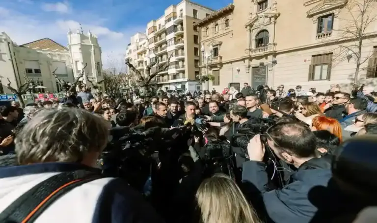 FOTOGRAFÍA. HUESCA (ARAGÓN) ESPAÑA, 06 DE FEBRERO DE 2026. El presidente de VOX, Santiago Abascal Conde; junto al candidato de su formación a la Presidencia del Gobierno de la Comunidad Autónoma de Aragón, Alejandro Nolasco Asensio; en Huesca durante su última comparecencia ante los medios de comunicación antes de las elecciones autonómicas de Aragón del próximo domingo 8 de febrero (8F). Lasvocesdelpueblo (Ñ Pueblo)
