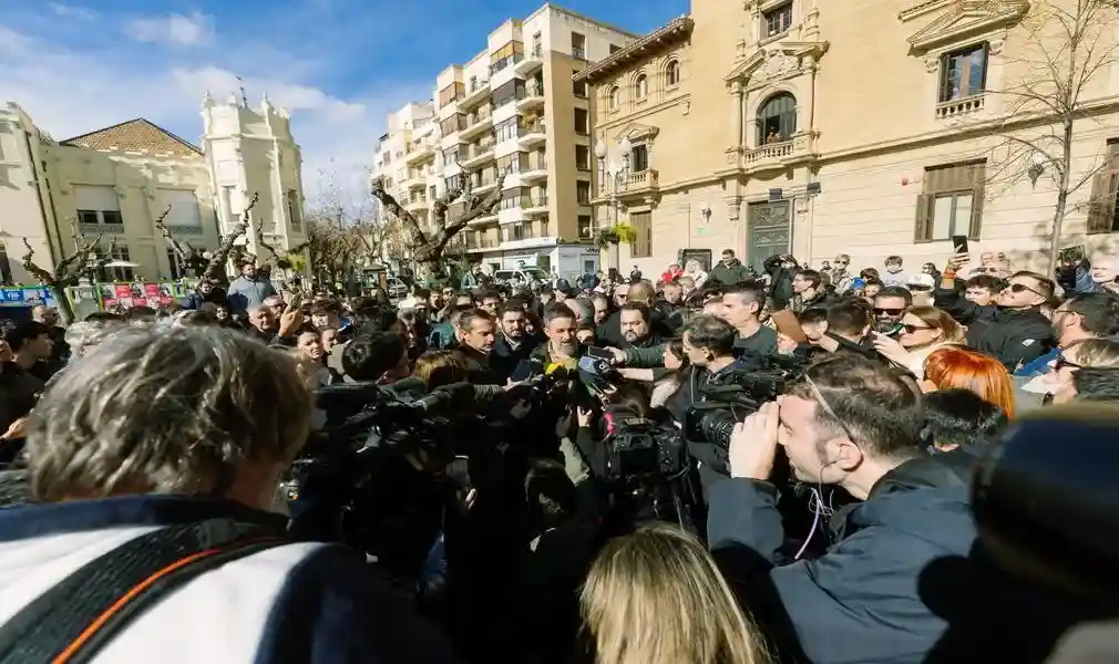FOTOGRAFÍA. HUESCA (ARAGÓN) ESPAÑA, 06 DE FEBRERO DE 2026. El presidente de VOX, Santiago Abascal Conde; junto al candidato de su formación a la Presidencia del Gobierno de la Comunidad Autónoma de Aragón, Alejandro Nolasco Asensio; en Huesca durante su última comparecencia ante los medios de comunicación antes de las elecciones autonómicas de Aragón del próximo domingo 8 de febrero (8F). Lasvocesdelpueblo (Ñ Pueblo)