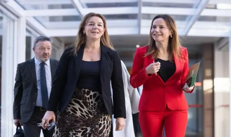 FOTOGRAFÍA. MADRID (COMUNIDAD DE MADRID) ESPAÑA, 12 DE FEBRERO DE 2026. La portavoz del Grupo Parlamentario de VOX en la Asamblea de Madrid y portavoz nacional de la Agenda España, Isabel La Buena (Isabel Pérez Moniño-Aranda) (d), participa este jueves en el pleno del parlamento regional madrileño. Lasvocesdelpueblo (Ñ Pueblo)