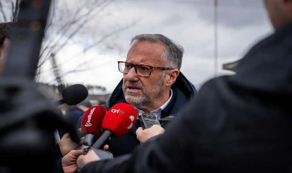 FOTOGRAFÍA. CUBILLOS DEL SIL (CASTILLA Y LEÓN) ESPAÑA, 12 DE FEBRERO DE 2026. Figaredo y Pollán denuncian el crimen del PP y PSOE en Cubillos del Sil. El portavoz nacional de Economía de VOX y secretario general de la formación en el Congreso de los Diputados, José María Figaredo Álvarez-Sala (José María Figaredo), ha visitado junto con el candidato de VOX a las elecciones de Castilla y León, Carlos Pollán Fernández, la central térmica de Cubillos del Sil, en la provincia de León, Comunidad Autónoma de Castilla y León (CyL). Lasvocesdelpueblo (Ñ Pueblo)