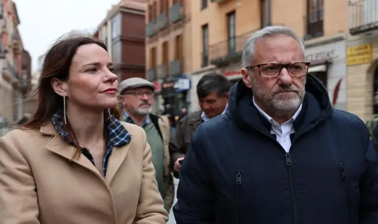 FOTOGRAFÍA. PALENCIA (PALENCIA) CASTILLA Y LEÓN (ESPAÑA), 26 DE FEBRERO DE 2026. El candidato de VOX a la Presidencia de la Junta de Castilla y León, Carlos Pollán Fernández; y la portavoz nacional de VOX de Agenda España y portavoz del Grupo Parlamentario de VOX en la Asamblea de Madrid, Isabel La Buena (Isabel Pérez Moniño-Aranda), han visitado este lunes Palencia, dentro de los actos de precampaña electoral para las elecciones autonómicas del próximo domingo 15 de marzo de 2026. Lasvocesdelpueblo (Ñ Pueblo)