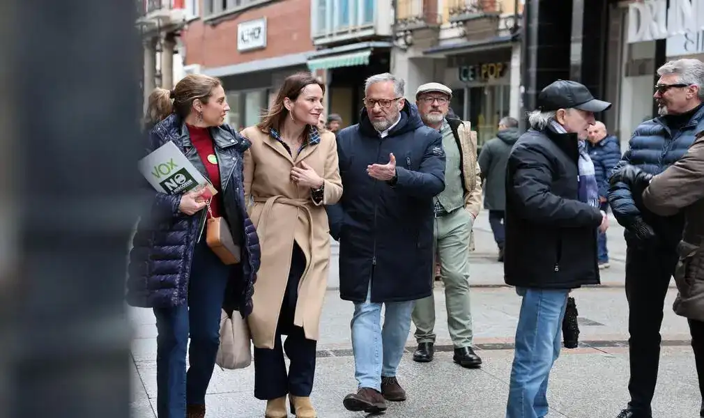 FOTOGRAFÍA. PALENCIA (PALENCIA) CASTILLA Y LEÓN (ESPAÑA), 26 DE FEBRERO DE 2026. El candidato de VOX a la Presidencia de la Junta de Castilla y León, Carlos Pollán Fernández; y la portavoz nacional de VOX de Agenda España y portavoz del Grupo Parlamentario de VOX en la Asamblea de Madrid, Isabel La Buena (Isabel Pérez Moniño-Aranda), han visitado este lunes Palencia, dentro de los actos de precampaña electoral para las elecciones autonómicas del próximo domingo 15 de marzo de 2026. Lasvocesdelpueblo (Ñ Pueblo)