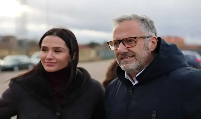 FOTOGRAFÍA. LA BAÑEZA (LEÓN) CASTILLA Y LEÓN (ESPAÑA), 16 DE FEBRERO DE 2026. Pollán y Borrás denuncian las consecuencias del fanatismo climático en La Bañeza. El candidato de VOX a la Presidencia de la Junta de Castilla y León, Carlos Pollán Fernández, y la eurodiputada de Patriots of Europe (VOX), Mireia Borrás Pabón, han visitado esta tarde las instalaciones de la Azucarera de La Bañeza, en la provincia de León, Comunidad Autónoma de Castilla y León, dentro de los actos de precampaña Elecciones Castilla y León 15 Marzo. Lasvocesdelpueblo (Ñ Pueblo)