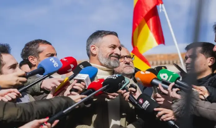 FOTOGRAFÍA. LERMA (BURGOS) ESPAÑA, 20 DE FEBRERO DE 2026. Abascal denuncia mentiras y basurillas en filtraciones sobre negociaciones VOX y PP. El presidente de VOX, Santiago Abascal Conde, junto al candidato de VOX a la presidencia del Gobierno de Castilla y León (Junta de Castilla), Carlos Pollán Fernández, ha atendido a los medios de comunicación en Lerma, en la provincia de Burgos), con motivo de la campaña de las elecciones de Castilla y León del próximo 15 de marzo (15M). Lasvocesdelpueblo Ñ (Pueblo)
