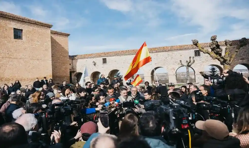 FOTOGRAFÍA. LERMA (BURGOS) ESPAÑA, 20 DE FEBRERO DE 2026. Abascal denuncia mentiras y basurillas en filtraciones sobre negociaciones VOX y PP. El presidente de VOX, Santiago Abascal Conde, junto al candidato de VOX a la presidencia del Gobierno de Castilla y León (Junta de Castilla), Carlos Pollán Fernández, ha atendido a los medios de comunicación en Lerma, en la provincia de Burgos), con motivo de la campaña de las elecciones de Castilla y León del próximo 15 de marzo (15M). Lasvocesdelpueblo Ñ (Pueblo)