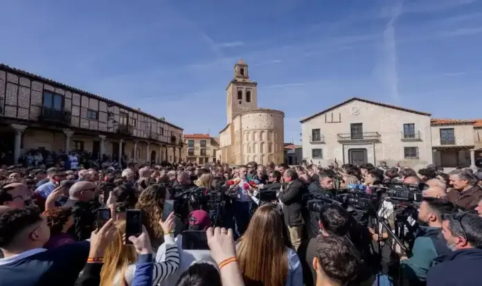 Arévalo, Ávila, VOX, Abascal y Pollán FOTOGRAFÍA. ARÉVALO (ÁVILA) CASTILLA Y LEÓN (ESPAÑA), 23 DE FEBRERO DE 2026. Multitudinaria rueda de prensa de Abascal y candidato Pollán en Arévalo. El presidente de VOX, Santiago Abascal Conde; junto al candidato de VOX a la Presidencia de la Junta de Castilla y León para las elecciones autonómicas del próximo 15 de marzo de 2026, Carlos Pollán Fernández; ha atendido este lunes a los medios de comunicación en el municipio abulense de Arévalo, valorando la actualidad política nacional y regional; siempre contestando a todas las preguntas y dudas de los periodistas sin censura. Lasvocesdelpueblo (Ñ Pueblo)