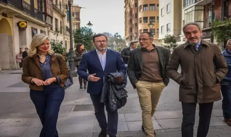 FOTOGRAFÍA. VALLADOLID (CASTILLA Y LEÓN) ESPAÑA, 24 DE FEBRERO DE 2026. El portavoz nacional de VOX, José Antonio Fúster Lamelas (2 i); y el candidato de VOX a la Presidencia de la Junta de Castilla y León, Carlos Pollán Fernández (d); han atendido hoy a los medios de comunicación en la Plaza Mayor de Valladolid tras mantener una reunión de trabajo con miembros de la Confederación Española de Organizaciones Empresariales (CEOE), Castilla y León. Lasvocesdelpueblo (Ñ Pueblo)