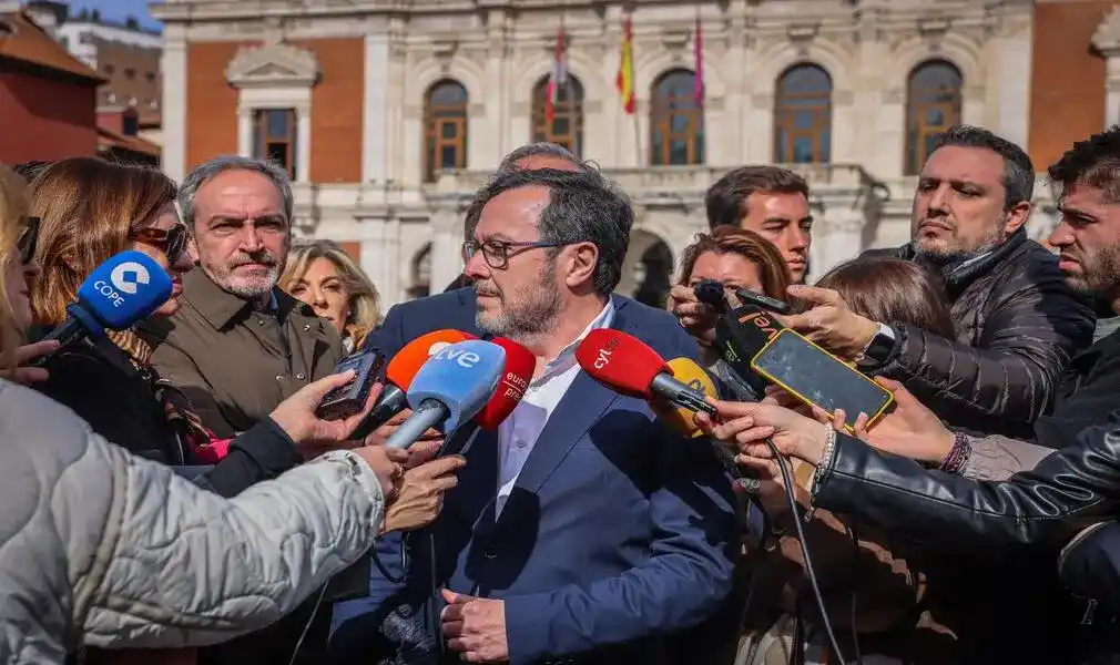 FOTOGRAFÍA. VALLADOLID (CASTILLA Y LEÓN) ESPAÑA, 24 DE FEBRERO DE 2026. El portavoz nacional de VOX, José Antonio Fúster Lamelas; y el candidato de VOX a la Presidencia de la Junta de Castilla y León, Carlos Pollán Fernández; han atendido hoy a los medios de comunicación en la Plaza Mayor de Valladolid tras mantener una reunión de trabajo con miembros de la Confederación Española de Organizaciones Empresariales (CEOE), Castilla y León. Lasvocesdelpueblo (Ñ Pueblo)