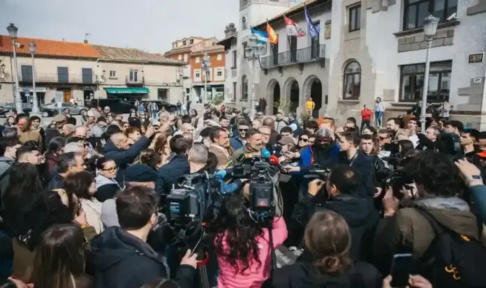 FOTOGRAFÍA. EL ESPINAR (SEGOVIA) CASTILLA Y LEÓN (ESPAÑA), 25 DE FEBRERO DE 2026. Abascal y Pollán denuncian las nuevas mentiras de Aznar en El Espinar. El presidente de VOX, Santiago Abascal Conde; junto al candidato de VOX a la Presidencia de la Junta de Castilla, Carlos Pollán Fernández; ha atendido a los medios de comunicación en el municipio segoviano de El Espinar. Lasvocesdelpueblo (Ñ Pueblo)