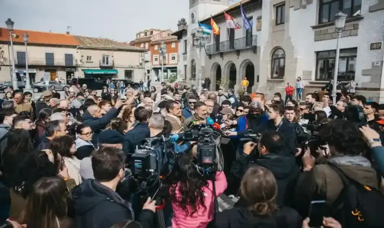 FOTOGRAFÍA. EL ESPINAR (SEGOVIA) CASTILLA Y LEÓN (ESPAÑA), 25 DE FEBRERO DE 2026. Abascal y Pollán denuncian las nuevas mentiras de Aznar en El Espinar. El presidente de VOX, Santiago Abascal Conde; junto al candidato de VOX a la Presidencia de la Junta de Castilla, Carlos Pollán Fernández; ha atendido a los medios de comunicación en el municipio segoviano de El Espinar. Lasvocesdelpueblo (Ñ Pueblo)