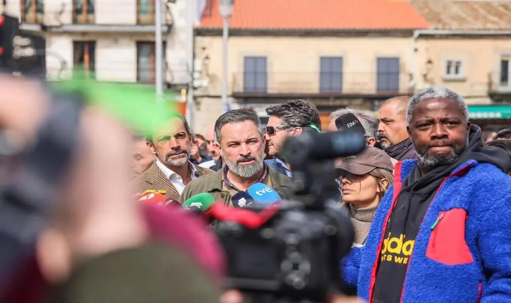 FOTOGRAFÍA. EL ESPINAR (SEGOVIA) CASTILLA Y LEÓN (ESPAÑA), 25 DE FEBRERO DE 2026. Abascal y Pollán denuncian las nuevas mentiras de Aznar en El Espinar. El presidente de VOX, Santiago Abascal Conde; junto al candidato de VOX a la Presidencia de la Junta de Castilla, Carlos Pollán Fernández; ha atendido a los medios de comunicación en el municipio segoviano de El Espinar. Lasvocesdelpueblo (Ñ Pueblo)