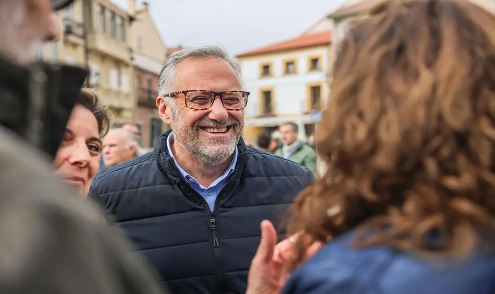 FOTOGRAFÍA. EL ESPINAR (SEGOVIA) CASTILLA Y LEÓN (ESPAÑA), 25 DE FEBRERO DE 2026. Abascal y Pollán denuncian las nuevas mentiras de Aznar en El Espinar. El presidente de VOX, Santiago Abascal Conde; junto al candidato de VOX a la Presidencia de la Junta de Castilla, Carlos Pollán Fernández; ha atendido a los medios de comunicación en el municipio segoviano de El Espinar. Lasvocesdelpueblo (Ñ Pueblo)