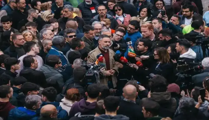 Abascal, Pollán, CyL, elecciones FOTOGRAFÍA. TORDESILLAS (VALLADOLID) CASTILLA Y LEÓN (ESPAÑA), 27 DE FEBRERO DE 2026. Abascal: Hay demasiada gente mordiendo los anzuelos de Sánchez. El presidente de VOX y de Patriota of Europe, Santiago Abascal Conde (c); junto al candidato de VOX a la Presidencia de la Junta de Castilla y León, Carlos Pollán Fernández; ha iniciado esta tarde la campaña electoral desde Tordesillas con una multitudinaria rueda de prensa en la que, sin censura y absoluta transparencia y tranquilidad, ha valorado la actualidad política contestando a las preguntas de los periodistas y ofreciendo a los vecinos de Castilla y León la alternativa que trae el proyecto social y obrero VOX. Lasvocesdelpueblo (Ñ Pueblo)