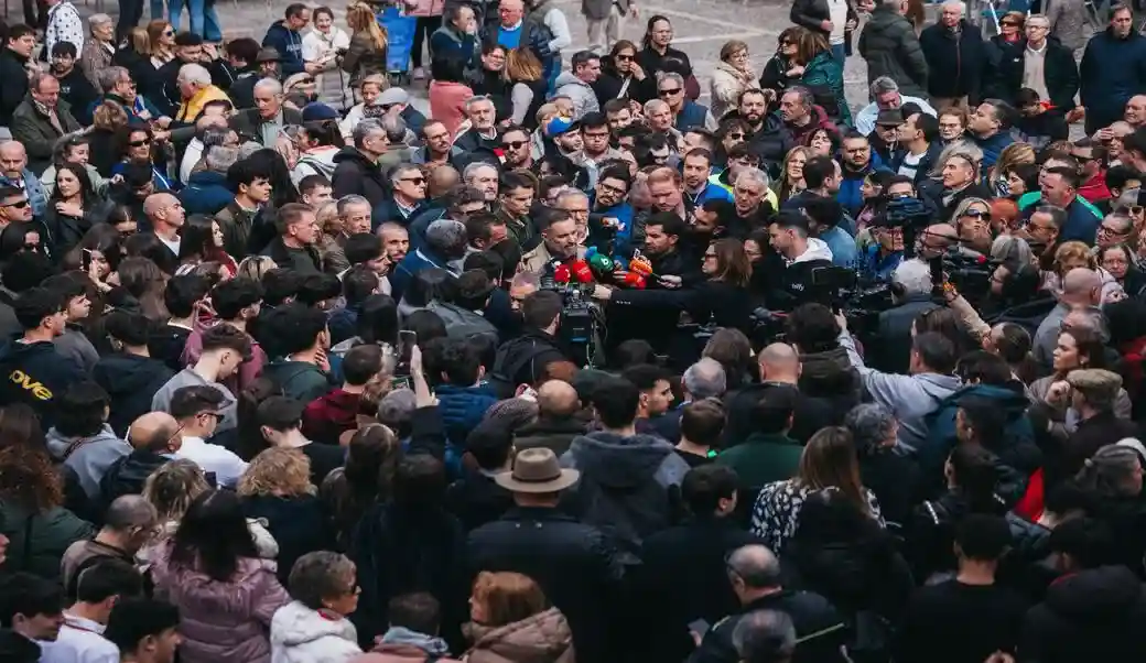 FOTOGRAFÍA. TORDESILLAS (VALLADOLID) CASTILLA Y LEÓN (ESPAÑA), 27 DE FEBRERO DE 2026. Abascal: Hay demasiada gente mordiendo los anzuelos de Sánchez. El presidente de VOX y de Patriota of Europe, Santiago Abascal Conde (c); junto al candidato de VOX a la Presidencia de la Junta de Castilla y León, Carlos Pollán Fernández; ha iniciado esta tarde la campaña electoral desde Tordesillas con una multitudinaria rueda de prensa en la que, sin censura y absoluta transparencia y tranquilidad, ha valorado la actualidad política contestando a las preguntas de los periodistas y ofreciendo a los vecinos de Castilla y León la alternativa que trae el proyecto social y obrero VOX. Lasvocesdelpueblo (Ñ Pueblo)