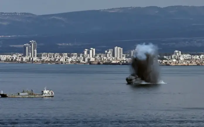 FOTOGRAFÍA. HAIFA (ISRAEL), 28 DE FEBRERO DE 2026. Un misil de los ayatolas ISIS impacta este sábado en las aguas del mar frente a Haifa, ciudad portuaria del norte de Israel construida en niveles que se extienden desde el Mar Mediterráneo hasta la ladera norte del monte Carmelo, tras el inicio de la Operación Furia Épica (Operation Epic Fury). Efe