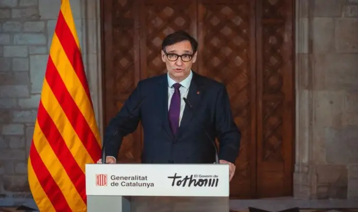 FOTOGRAFÍA. BARCELONA (CATALUÑA), 26 DE FEBRERO DE 2026. El presidente del Gobierno de la Generalidad de Cataluña, primer secretario del Partit dels Socialistes de Catalunya (PSC-PSOE) y exministro de Sanidad del Gobierno de España durante la pandemia del Coronavirus (COVID 19), Salvador Illa Roca, ha reaparecido este lunes después de su alta médica, ofrecendo una declaración institucional desde la Galería Gótica del Palacio de la Generalidad de Cataluña. Lasvocesdelpueblo (Ñ Pueblo)