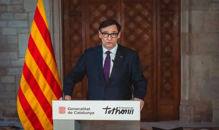 FOTOGRAFÍA. BARCELONA (CATALUÑA), 26 DE FEBRERO DE 2026. El presidente del Gobierno de la Generalidad de Cataluña, primer secretario del Partit dels Socialistes de Catalunya (PSC-PSOE) y exministro de Sanidad del Gobierno de España durante la pandemia del Coronavirus (COVID 19), Salvador Illa Roca, ha reaparecido este lunes después de su alta médica, ofrecendo una declaración institucional desde la Galería Gótica del Palacio de la Generalidad de Cataluña. Lasvocesdelpueblo (Ñ Pueblo)
