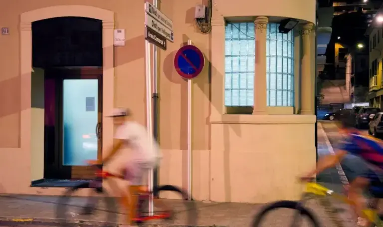 FOTOGRAFÍA. RIPOLL (GERONA) CATALUÑA (ESPAÑA), 18 DE FEBRERO DE 2026. Detenido el jefe religioso islámico de Ripoll por violación sexual. Detalle de una imagen de la fachada de la mezquita de la Comunidad Islámica Annour de Ripoll, en la provincia de Gerona, Comunidad Autónoma de Cataluña, España. Efe 