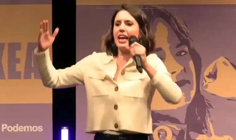 FOTOGRAFÍA. ZARAGOZA (ARAGÓN) ESPAÑA, 06 DE FEBRERO DE 2026. Podemos tacha de "partidismo de supervivencia" al frente antiVOX de Rufián. Elecciones Aragón 8F. La número tres del principal partido de las ultraizquierda en España y eurodiputada de esta organización migracionista, Woke y globalista, Irene Montero Gil (en la imagen), participa en el acto de cierre de campaña electoral de su formación en Zaragoza junto a a la candidata a la presidencia del Gobierno de Aragón, Maria Goikoetxea Bernad; a la secretaria general de Podemos, Ione Belarra Urteaga; a la número 5 por Zaragoza, Alicia Arteaga Lahuerta; Alina Aripes, y la periodista de ultraizquierda Cristina Fallarás Sánchez. Lasvocesdelpueblo (Ñ Pueblo)