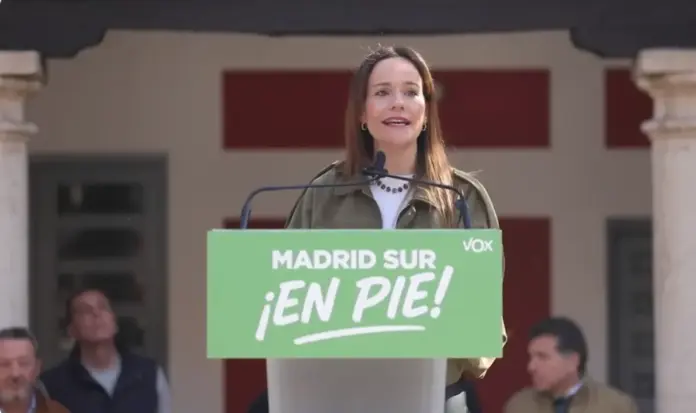 Isabel La Buena,VOX,Isabel Pérez,Buxadé, Samuel Vazquéz,Getafe,Madrid sur en pie (1) FOTOGRAFÍA. GETAFE (COMUNIDAD DE MADRID) ESPAÑA, 22 DE FEBRERO DE 2026. Buxadé e Isabel denuncian la "aspiradora" de inmigrantes de Ayuso. El jefe de la Delegación de VOX en Bruselas, Jorge Buxadé Villalba; ha participado hoy en el acto "Madrid Sur en Pie" en Getafe, junto a la portavoz del Grupo Parlamentario de VOX en la Asamblea de Madrid VOX y portavoz Nacional de Agenda España, Isabel La Buena (Isabel Pérez Moniño-Aranda); y el portavoz nacional de Inmigración, Interior y Seguridad de VOX, Samuel Vázquez Álvarez. Lasvocesdelpueblo (Ñ Pueblo)