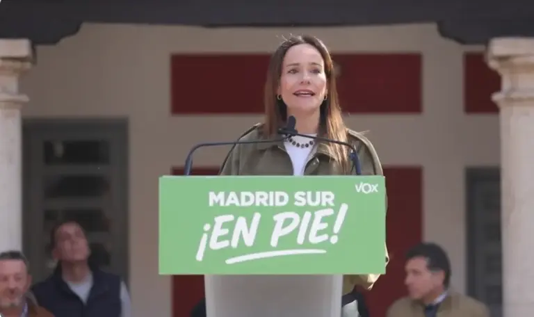 FOTOGRAFÍA. GETAFE (COMUNIDAD DE MADRID) ESPAÑA, 22 DE FEBRERO DE 2026. Buxadé e Isabel denuncian la "aspiradora" de inmigrantes de Ayuso. El jefe de la Delegación de VOX en Bruselas, Jorge Buxadé Villalba; ha participado hoy en el acto "Madrid Sur en Pie" en Getafe, junto a la portavoz del Grupo Parlamentario de VOX en la Asamblea de Madrid VOX y portavoz Nacional de Agenda España, Isabel La Buena (Isabel Pérez Moniño-Aranda); y el portavoz nacional de Inmigración, Interior y Seguridad de VOX, Samuel Vázquez Álvarez. Lasvocesdelpueblo (Ñ Pueblo)