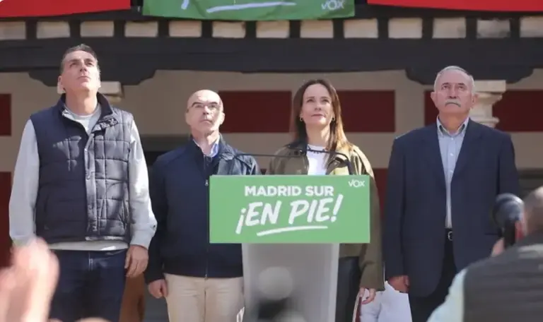 FOTOGRAFÍA. GETAFE (COMUNIDAD DE MADRID) ESPAÑA, 22 DE FEBRERO DE 2026. Buxadé e Isabel denuncian la "aspiradora" de inmigrantes de Ayuso. El jefe de la Delegación de VOX en Bruselas, Jorge Buxadé Villalba; ha participado hoy en el acto "Madrid Sur en Pie" en Getafe, junto a la portavoz del Grupo Parlamentario de VOX en la Asamblea de Madrid VOX y portavoz Nacional de Agenda España, Isabel La Buena (Isabel Pérez Moniño-Aranda); y el portavoz nacional de Inmigración, Interior y Seguridad de VOX, Samuel Vázquez Álvarez. Lasvocesdelpueblo (Ñ Pueblo)