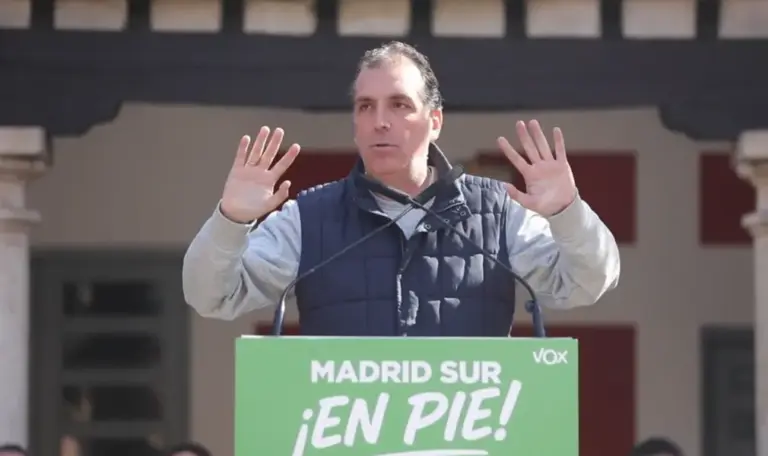 FOTOGRAFÍA. GETAFE (COMUNIDAD DE MADRID) ESPAÑA, 22 DE FEBRERO DE 2026. Buxadé e Isabel denuncian la "aspiradora" de inmigrantes de Ayuso. El jefe de la Delegación de VOX en Bruselas, Jorge Buxadé Villalba; ha participado hoy en el acto "Madrid Sur en Pie" en Getafe, junto a la portavoz del Grupo Parlamentario de VOX en la Asamblea de Madrid VOX y portavoz Nacional de Agenda España, Isabel La Buena (Isabel Pérez Moniño-Aranda); y el portavoz nacional de Inmigración, Interior y Seguridad de VOX, Samuel Vázquez Álvarez. Lasvocesdelpueblo (Ñ Pueblo)