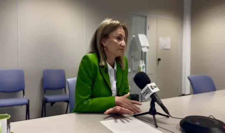 FOTOGRAFÍA. CAMBRILS (TARRAGONA) CATALUÑA (ESPAÑA), 10 DE FEBRERO DE 2026. Isabel Segarra urge una nueva RLT en Cambrils. La portavoz del Grupo Municipal de VOX en el Ayuntamiento de Cambrils, Isabel Segarra Clemente, registrada este lunes durante una rueda de prensa en el Palacio del Ayuntamiento de Cambrils. Lasvocesdelpueblo (Ñ Pueblo)