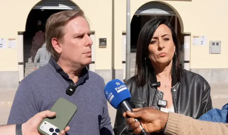 FOTOGRAFÍA. TARRASA (BARCELOAN) CATALUÑA (ESPAÑA), 21 D EFEBRERO DE 2026. VOX se plante en la Mezquita de Tarrasa ante sharía gastronómica. El presidente del Comité Ejecutivo Provincial (CEP) de VOX en Barcelona y portavoz del Grupo Parlamentario en el Parlamento de Cataluña, Joan Garriga Doménech; junto a la portavoz municipal en el Ayuntamiento de Tarrasa, Alicia Tomás Martínez; atiende a los medios de comunicación frente a la Mezquita Badr de Tarrasa, en la calle del Doctor Pearson, número 149, 08222 Tarrasa (Barcelona) para denuncia la imposición de una sharía gastronómica (menú halal) en los colegios de la ciudad y en los del resto de Cataluña y la islamización. Lasvocesdelpueblo (Ñ Pueblo)