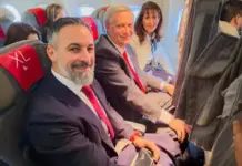 FOTOGRAFÍA. A BORDO DEL VUELO MADRID (ESPAÑA)-BRUSELAS (BÉLGICA), 03 DE FEBRERO DE 2026. Abascal y su homólogo José Antonio Kast visitan el Grupo Patriots. El líder del mundo libre en Europa, presidente de Patriots of Europe y de VOX, Santiago Abascal Conde (i); y el presidente electo de la República de Chile, excandidato del partido patriota de Chile socio de VOX, Partido Republicano de Chile, a la presidencia del Gobierno de este país de Hispanoamérica, José Antonio Kast Rist (2 d), viajaron hoy junto a Bruselas desde Madrid donde ambos mandatarios patriotas se han reunido con el Grupo Patriots y han participado en las "Jornadas sobre libertad de expresión", organizadas en el Parlamento Europeo por Grupo Patriots of Europe, que integra VOX. Lasvocesdelpueblo (Ñ Pueblo)