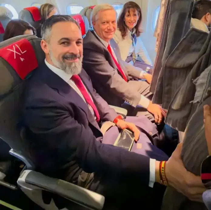 FOTOGRAFÍA. A BORDO DEL VUELO MADRID (ESPAÑA)-BRUSELAS (BÉLGICA), 03 DE FEBRERO DE 2026. Abascal y su homólogo José Antonio Kast visitan el Grupo Patriots. El líder del mundo libre en Europa, presidente de Patriots of Europe y de VOX, Santiago Abascal Conde (i); y el presidente electo de la República de Chile, excandidato del partido patriota de Chile socio de VOX, Partido Republicano de Chile, a la presidencia del Gobierno de este país de Hispanoamérica, José Antonio Kast Rist (2 d), viajaron hoy junto a Bruselas desde Madrid donde ambos mandatarios patriotas se han reunido con el Grupo Patriots y han participado en las "Jornadas sobre libertad de expresión", organizadas en el Parlamento Europeo por Grupo Patriots of Europe, que integra VOX. Lasvocesdelpueblo (Ñ Pueblo)