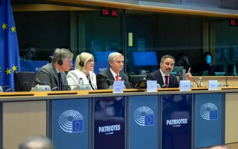 FOTOGRAFÍA. BRUSELAS (BÉLGICA), 03 DE FEBRERO DE 2026. Abascal rechaza el globalismo y la censura en Bruselas. El líder del mundo libre en Europa, presidente de Patriots of Europe y de VOX, Santiago Abascal Conde (d); y el presidente electo de la República de Chile, excandidato del partido patriota de Chile socio de VOX, Partido Republicano de Chile, a la presidencia del Gobierno de este país de Hispanoamérica, José Antonio Kast Rist (2 d), viajaron hoy junto a Bruselas desde Madrid donde ambos mandatarios patriotas se han reunido con el Grupo Patriots y han participado en las "Jornadas sobre libertad de expresión", organizadas en el Parlamento Europeo por Grupo Patriots of Europe, que integra VOX. Lasvocesdelpueblo (Ñ Pueblo)