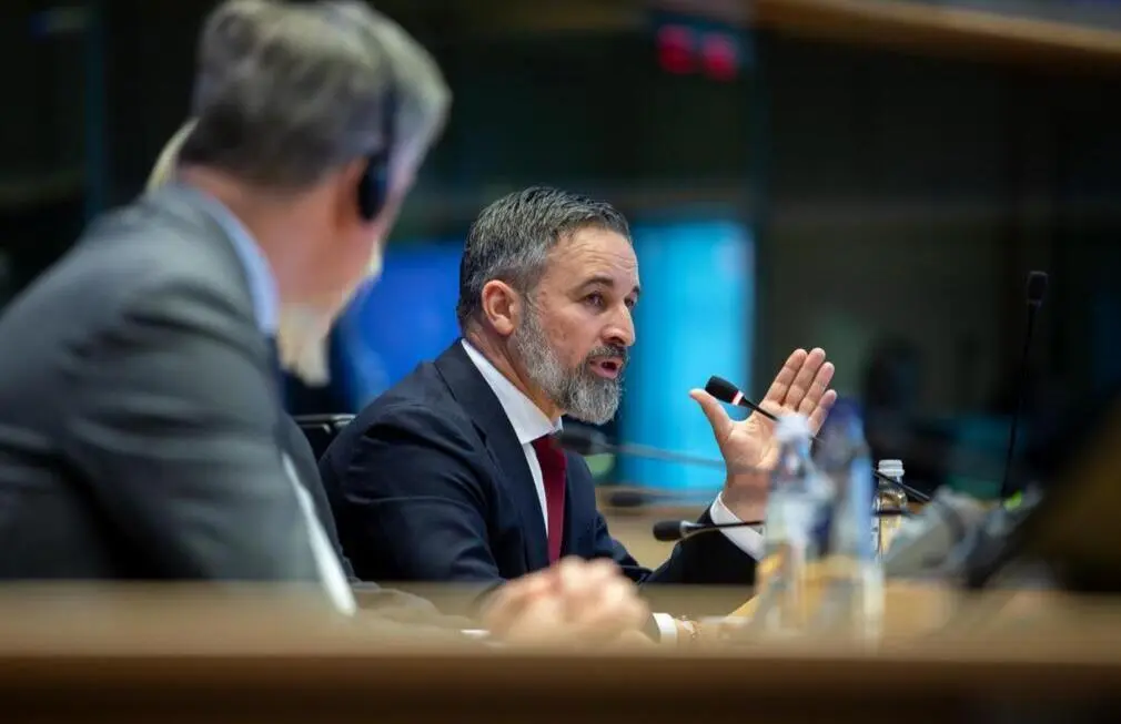 FOTOGRAFÍA. BRUSELAS (BÉLGICA), 03 DE FEBRERO DE 2026. Abascal rechaza el globalismo y la censura en Bruselas. El líder del mundo libre en Europa, presidente de Patriots of Europe y de VOX, Santiago Abascal Conde (d); y el presidente electo de la República de Chile, excandidato del partido patriota de Chile socio de VOX, Partido Republicano de Chile, a la presidencia del Gobierno de este país de Hispanoamérica, José Antonio Kast Rist (2 d), viajaron hoy junto a Bruselas desde Madrid donde ambos mandatarios patriotas se han reunido con el Grupo Patriots y han participado en las "Jornadas sobre libertad de expresión", organizadas en el Parlamento Europeo por Grupo Patriots of Europe, que integra VOX. Lasvocesdelpueblo (Ñ Pueblo)
