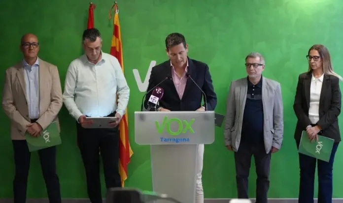 FOTOGRAFÍA. TARRAGONA (CATALUAÑ) ESPAÑA, 17 DE FEBRERO DE 2026. VOX se levanta contra la toma de barrios por el islamismo. Los principales dirigentes de VOX en la provincia de Tarragona, liderados por su presidente del Comité Ejecutivo Provincia (CEP) y portavoz adjunto del Grupo Parlamentario en el Parlamento de Cataluña, Sergio Macián de Greef; la coordinadora y portavoz del Grupo Municipal en Salou, Ana Belén Rodríguez Ros; el portavoz del Grupo Municipal en Reus, Francisco Javier Vaquero Rodríguez; el portavoz del Grupo Municipal en Vila-seca, Francisco Javier Domingo Aguilar; y el portavoz del grupo Municipal en Constantí, Juan Carlos Pinel Baquero (Juan C. Pinel); han ofrecido este martes una rueda de prensa conjunta, anunciando iniciativas municipales con el objetivo de abandonar la empresa pública supramunicipal FUNECAMP, tras la reciente sentencia judicial que cuestiona su legalidad y viabilidad económica. Lasvocesdelpueblo (Ñ Pueblo)