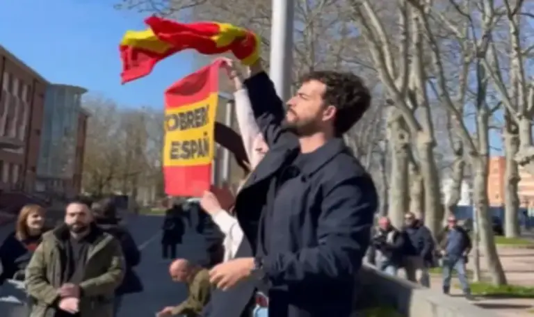 FOTOGRAFÍA. VITORIA (LAS VASCONGADAS) ESPAÑA, 23 DE FEBRERO DE 2026. El portavoz nacional de Vivienda de VOX, Carlos Hernández Quero (Carlos H); la portavoz nacional de Juventud de VOX, Julia Calvet Puig; junto a la diputada de VOX en el Parlamento vascongado, María Amaia Martínez Grisaleña (Amaya Martínez), han protagonizado hoy un acto sin precedentes de VOX, sin incidentes, en vitoria. Destacar una fuerte movilización policial. Lasvocesdelpueblo (Ñ Pueblo)