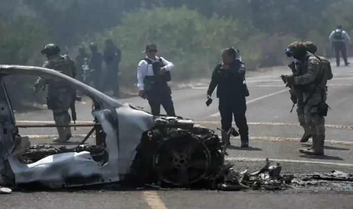 FOTOGRAFÍA. MORELIA (MÉXICO), 22 DE FEBRERO DE 2026. JIATF-CC participó en la eliminación del narcoterrorista mexicano El Mencho. Integrantes de la policía de Morelia y del ejército trabajan en la zona donde fue incendiado un vehículo por presuntos integrantes del crimen organizado en Morelia (México). Efe