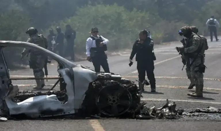 FOTOGRAFÍA. MORELIA (MÉXICO), 22 DE FEBRERO DE 2026. JIATF-CC participó en la eliminación del narcoterrorista mexicano El Mencho. Integrantes de la policía de Morelia y del ejército trabajan en la zona donde fue incendiado un vehículo por presuntos integrantes del crimen organizado en Morelia (México). Efe