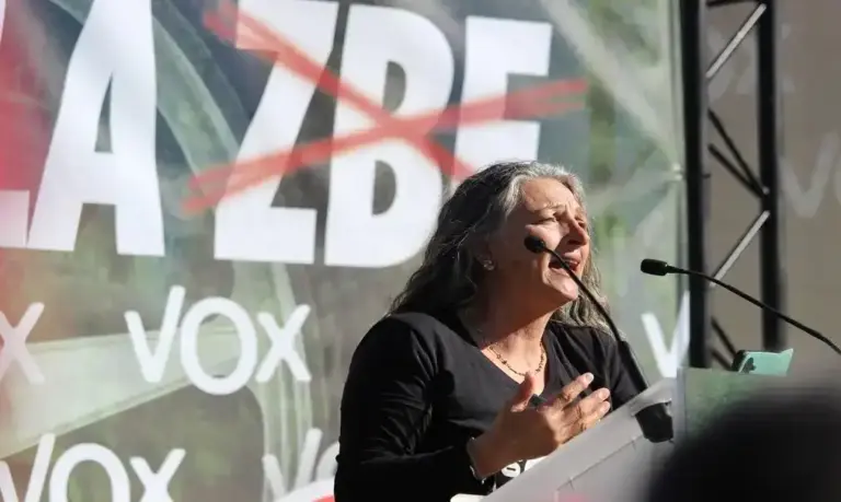 FOTOGRAFÍA. BARCELONA (CATALUÑA) ESPAÑA, 31 DE ENERO DE 2026. AsocPARC: En España no estamos en un Estado democrático. El número dos de VOX y presidente del Grupo Parlamentario en el Parlamento de Cataluña, Ignacio Garriga Vaz de Conceiçao, participa en una marcha motorizada anti-ZBE (anti-Zona de Bajas Emisiones) en por las calles de Barcelona hasta plaza Portal de la Pau, frente al Monumento al descubridor español Cristóbal Colón, junto a la portavoz y vicepresidente de la Asociación Plataforma de Afectados de las Restricciones Circulatorias (PARC) también conocida con las siglas (AsocPARC), Mònica Xluke; al presidente de VOX en Barcelona y portavoz del Grupo Parlamentario de VOX en el Parlamento de Cataluña, Joan Garriga Doménech; los diputados por Barcelona al Congreso de los Diputados, Juan José Aizcorbe y María Caridad Mejías Sánchez (Carina Mejías); el secretario general del  Sindicato para la Defensa de los Trabajadores de España SOLIDARIDAD, Jordi Albert de la Fuente Miró (Jordi de la Fuente); la concejala del Grupo Municipal de VOX en el Ayuntamiento de Castell-Platja d'Aro-S'Agaró, Sandra Moya Bolivar; y el presidente del Grupo Municipal en el Ayuntamiento de Barcelona. Lasvocesdelpueblo (Ñ Pueblo)