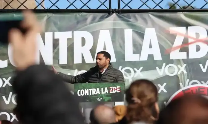 FOTOGRAFÍA. BARCELONA (CATALUÑA) ESPAÑA, 31 DE ENERO DE 2026. VOX adoptará medidas legales ante falsas afirmaciones en Cataluña. El número dos de VOX y presidente del Grupo Parlamentario en el Parlamento de Cataluña, Ignacio Garriga Vaz de Conceiçao (en la imagen), participa en una marcha motorizada anti-ZBE (anti-Zona de Bajas Emisiones) en por las calles de Barcelona hasta plaza Portal de la Pau, frente al Monumento al descubridor español Cristóbal Colón, junto a la portavoz y vicepresidente de la Asociación Plataforma de Afectados de las Restricciones Circulatorias (PARC) también conocida con las siglas (AsocPARC), Mònica Xluke; al presidente de VOX en Barcelona y portavoz del Grupo Parlamentario de VOX en el Parlamento de Cataluña, Joan Garriga Doménech; los diputados por Barcelona al Congreso de los Diputados, Juan José Aizcorbe y María Caridad Mejías Sánchez (Carina Mejías); el secretario general del  Sindicato para la Defensa de los Trabajadores de España SOLIDARIDAD, Jordi Albert de la Fuente Miró (Jordi de la Fuente); la concejala del Grupo Municipal de VOX en el Ayuntamiento de Castell-Platja d'Aro-S'Agaró, Sandra Moya Bolivar; y el presidente del Grupo Municipal en el Ayuntamiento de Barcelona. Lasvocesdelpueblo (Ñ Pueblo)