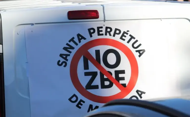FOTOGRAFÍA. BARCELONA (CATALUÑA) ESPAÑA, 31 DE ENERO DE 2026. El número dos de VOX y presidente del Grupo Parlamentario en el Parlamento de Cataluña, Ignacio Garriga Vaz de Conceiçao, participa en una marcha motorizada anti-ZBE (anti-Zona de Bajas Emisiones) en por las calles de Barcelona hasta plaza Portal de la Pau, frente al Monumento al descubridor español Cristóbal Colón, junto a la portavoz y vicepresidente de la Asociación Plataforma de Afectados de las Restricciones Circulatorias (PARC) también conocida con las siglas (AsocPARC), Mònica Xluke; al presidente de VOX en Barcelona y portavoz del Grupo Parlamentario de VOX en el Parlamento de Cataluña, Joan Garriga Doménech; los diputados por Barcelona al Congreso de los Diputados, Juan José Aizcorbe y María Caridad Mejías Sánchez (Carina Mejías); el secretario general del  Sindicato para la Defensa de los Trabajadores de España SOLIDARIDAD, Jordi Albert de la Fuente Miró (Jordi de la Fuente); la concejala del Grupo Municipal de VOX en el Ayuntamiento de Castell-Platja d'Aro-S'Agaró, Sandra Moya Bolivar; y el presidente del Grupo Municipal en el Ayuntamiento de Barcelona. Lasvocesdelpueblo (Ñ Pueblo)