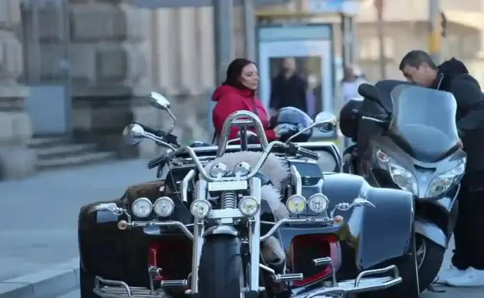 FOTOGRAFÍA. BARCELONA (CATALUÑA) ESPAÑA, 31 DE ENERO DE 2026. Lluvias el lunes con rachas muy fuertes en áreas de montaña. El número dos de VOX y presidente del Grupo Parlamentario en el Parlamento de Cataluña, Ignacio Garriga Vaz de Conceiçao, participa en una marcha motorizada anti-ZBE (anti-Zona de Bajas Emisiones) en por las calles de Barcelona hasta plaza Portal de la Pau, frente al Monumento al descubridor español Cristóbal Colón, junto a la portavoz y vicepresidente de la Asociación Plataforma de Afectados de las Restricciones Circulatorias (PARC) también conocida con las siglas (AsocPARC), Mònica Xluke; al presidente de VOX en Barcelona y portavoz del Grupo Parlamentario de VOX en el Parlamento de Cataluña, Joan Garriga Doménech; los diputados por Barcelona al Congreso de los Diputados, Juan José Aizcorbe y María Caridad Mejías Sánchez (Carina Mejías); el secretario general del  Sindicato para la Defensa de los Trabajadores de España SOLIDARIDAD, Jordi Albert de la Fuente Miró (Jordi de la Fuente); la concejala del Grupo Municipal de VOX en el Ayuntamiento de Castell-Platja d'Aro-S'Agaró, Sandra Moya Bolivar; y el presidente del Grupo Municipal en el Ayuntamiento de Barcelona. Lasvocesdelpueblo (Ñ Pueblo)