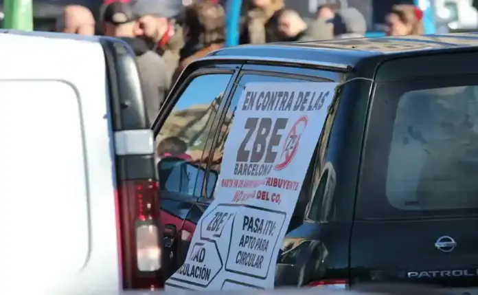 FOTOGRAFÍA. BARCELONA (CATALUÑA) ESPAÑA, 31 DE ENERO DE 2026. El número dos de VOX y presidente del Grupo Parlamentario en el Parlamento de Cataluña, Ignacio Garriga Vaz de Conceiçao, participa en una marcha motorizada anti-ZBE (anti-Zona de Bajas Emisiones) en por las calles de Barcelona hasta plaza Portal de la Pau, frente al Monumento al descubridor español Cristóbal Colón, junto a la portavoz y vicepresidente de la Asociación Plataforma de Afectados de las Restricciones Circulatorias (PARC) también conocida con las siglas (AsocPARC), Mònica Xluke; al presidente de VOX en Barcelona y portavoz del Grupo Parlamentario de VOX en el Parlamento de Cataluña, Joan Garriga Doménech; los diputados por Barcelona al Congreso de los Diputados, Juan José Aizcorbe y María Caridad Mejías Sánchez (Carina Mejías); el secretario general del  Sindicato para la Defensa de los Trabajadores de España SOLIDARIDAD, Jordi Albert de la Fuente Miró (Jordi de la Fuente); la concejala del Grupo Municipal de VOX en el Ayuntamiento de Castell-Platja d'Aro-S'Agaró, Sandra Moya Bolivar; y el presidente del Grupo Municipal en el Ayuntamiento de Barcelona. Lasvocesdelpueblo (Ñ Pueblo)