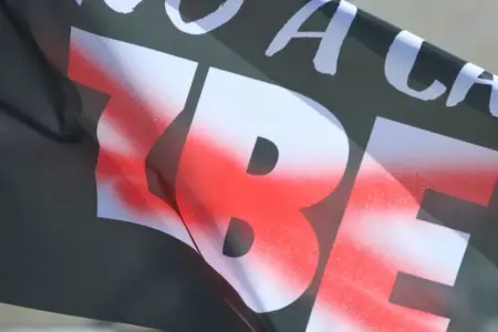 FOTOGRAFÍA. BARCELONA (CATALUÑA) ESPAÑA, 31 DE ENERO DE 2026. El número dos de VOX y presidente del Grupo Parlamentario en el Parlamento de Cataluña, Ignacio Garriga Vaz de Conceiçao, participa en una marcha motorizada anti-ZBE (anti-Zona de Bajas Emisiones) en por las calles de Barcelona hasta plaza Portal de la Pau, frente al Monumento al descubridor español Cristóbal Colón, junto a la portavoz y vicepresidente de la Asociación Plataforma de Afectados de las Restricciones Circulatorias (PARC) también conocida con las siglas (AsocPARC), Mònica Xluke; al presidente de VOX en Barcelona y portavoz del Grupo Parlamentario de VOX en el Parlamento de Cataluña, Joan Garriga Doménech; los diputados por Barcelona al Congreso de los Diputados, Juan José Aizcorbe y María Caridad Mejías Sánchez (Carina Mejías); el secretario general del  Sindicato para la Defensa de los Trabajadores de España SOLIDARIDAD, Jordi Albert de la Fuente Miró (Jordi de la Fuente); la concejala del Grupo Municipal de VOX en el Ayuntamiento de Castell-Platja d'Aro-S'Agaró, Sandra Moya Bolivar; y el presidente del Grupo Municipal en el Ayuntamiento de Barcelona. Lasvocesdelpueblo (Ñ Pueblo)