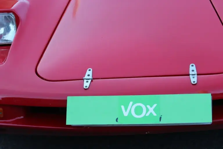 FOTOGRAFÍA. BARCELONA (CATALUÑA) ESPAÑA, 31 DE ENERO DE 2026. El número dos de VOX y presidente del Grupo Parlamentario en el Parlamento de Cataluña, Ignacio Garriga Vaz de Conceiçao, participa en una marcha motorizada anti-ZBE (anti-Zona de Bajas Emisiones) en por las calles de Barcelona hasta plaza Portal de la Pau, frente al Monumento al descubridor español Cristóbal Colón, junto a la portavoz y vicepresidente de la Asociación Plataforma de Afectados de las Restricciones Circulatorias (PARC) también conocida con las siglas (AsocPARC), Mònica Xluke; al presidente de VOX en Barcelona y portavoz del Grupo Parlamentario de VOX en el Parlamento de Cataluña, Joan Garriga Doménech; los diputados por Barcelona al Congreso de los Diputados, Juan José Aizcorbe y María Caridad Mejías Sánchez (Carina Mejías); el secretario general del  Sindicato para la Defensa de los Trabajadores de España SOLIDARIDAD, Jordi Albert de la Fuente Miró (Jordi de la Fuente); la concejala del Grupo Municipal de VOX en el Ayuntamiento de Castell-Platja d'Aro-S'Agaró, Sandra Moya Bolivar; y el presidente del Grupo Municipal en el Ayuntamiento de Barcelona. Lasvocesdelpueblo (Ñ Pueblo)